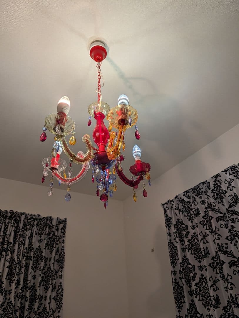 赤と透明のシャンデリア 5灯