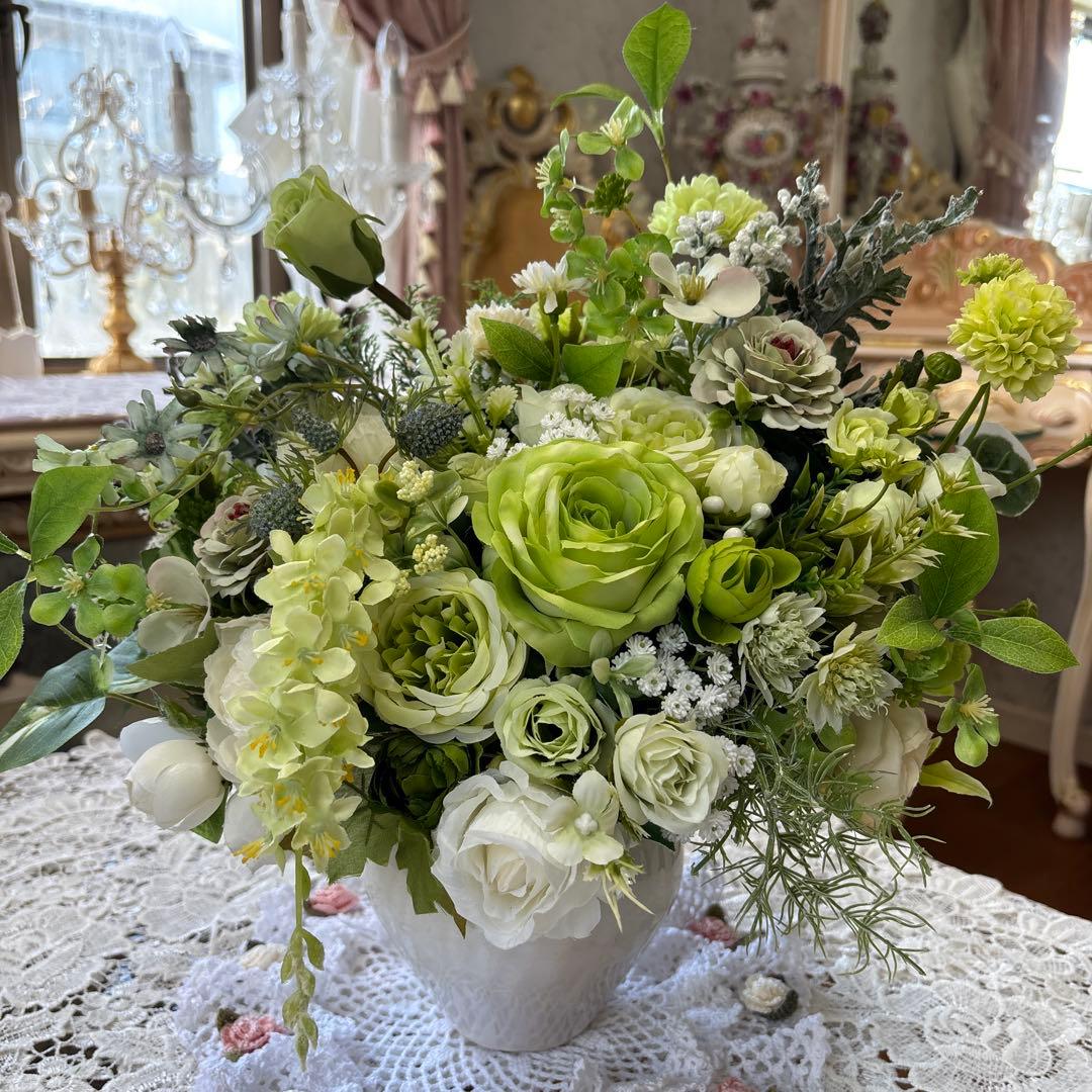 薄黄緑のフラワーアレンジメント 造花