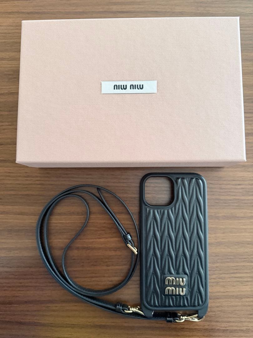 MIU MIU ブラック iPhone15用ケース ストラップ付き