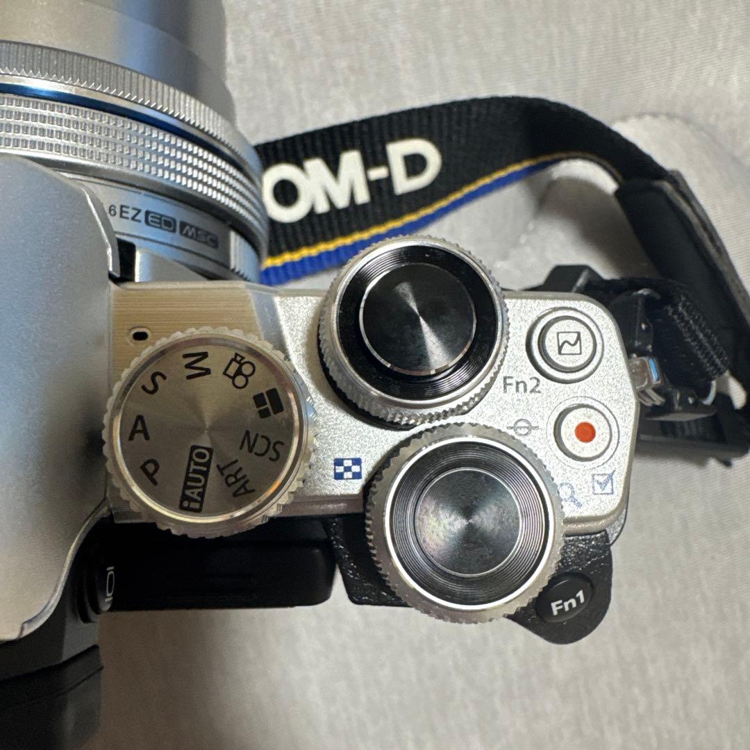 OLYMPUS OM-D E-M10Ⅱミラーレスカメラ