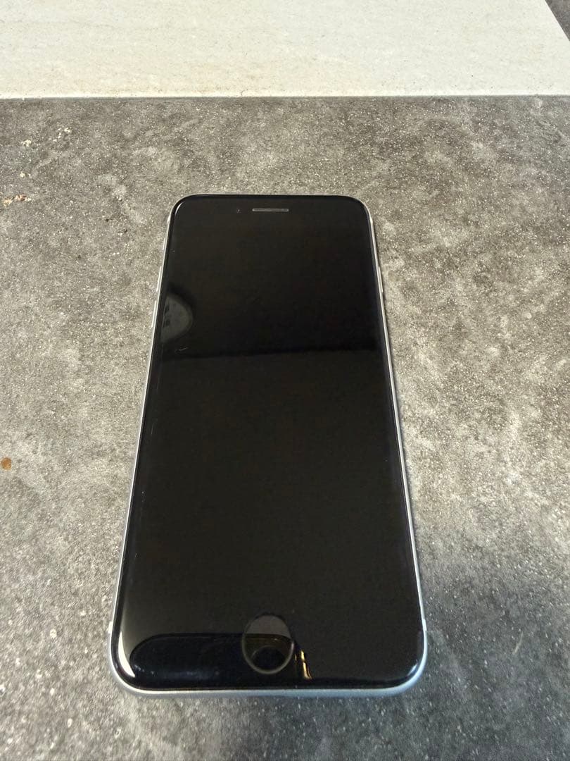 Apple iPhone se ホワイト 本体