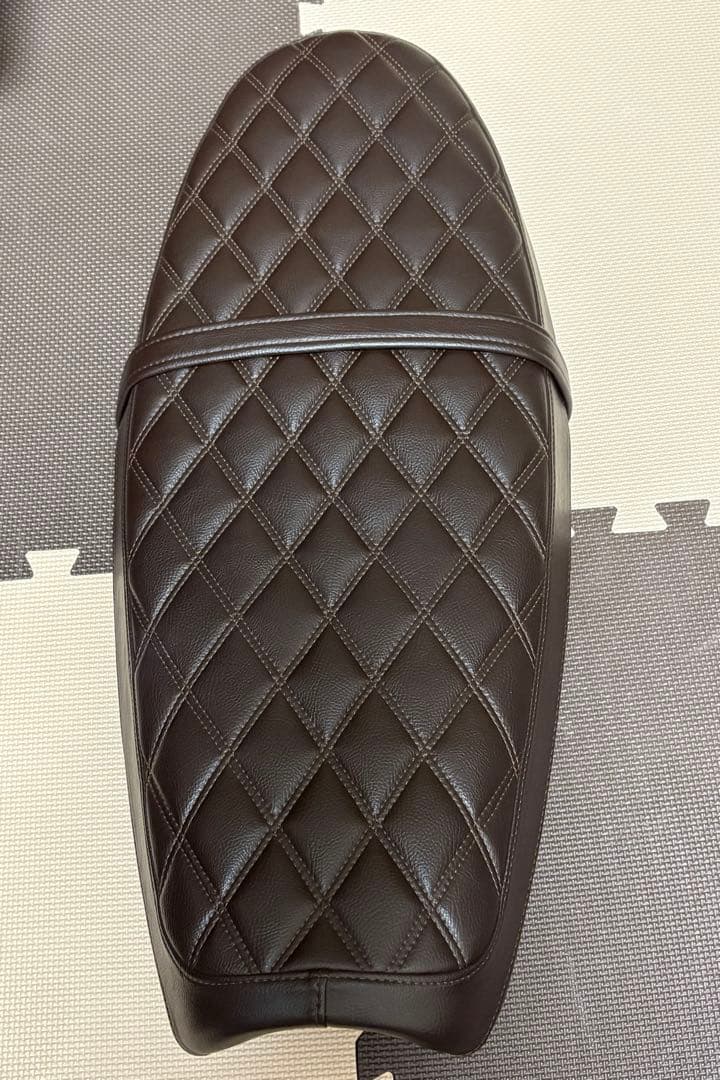 トライアンフ純正オプションキルティングベンチシート