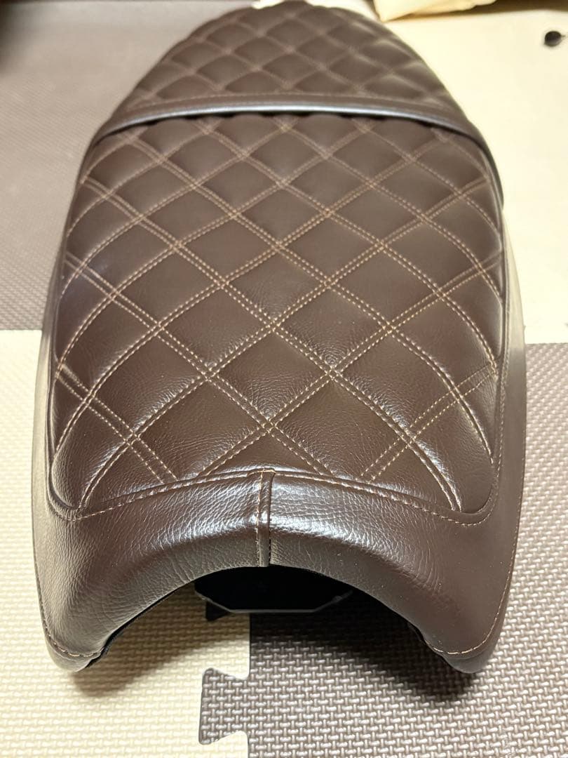 トライアンフ純正オプションキルティングベンチシート