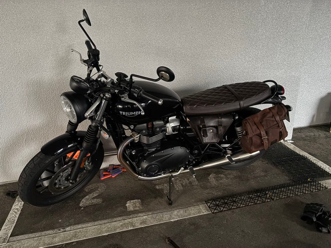 トライアンフ純正オプションキルティングベンチシート