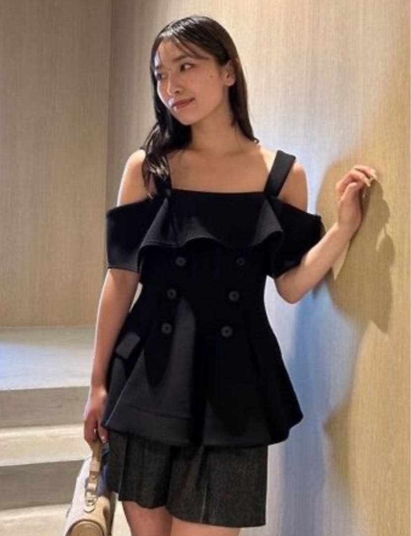 オフショルペプラムトップス