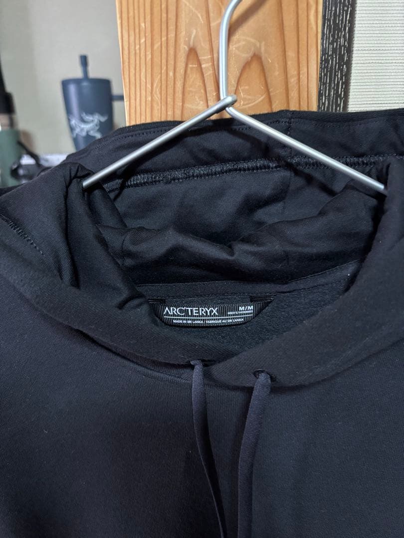 エンブレムフリースフーディ