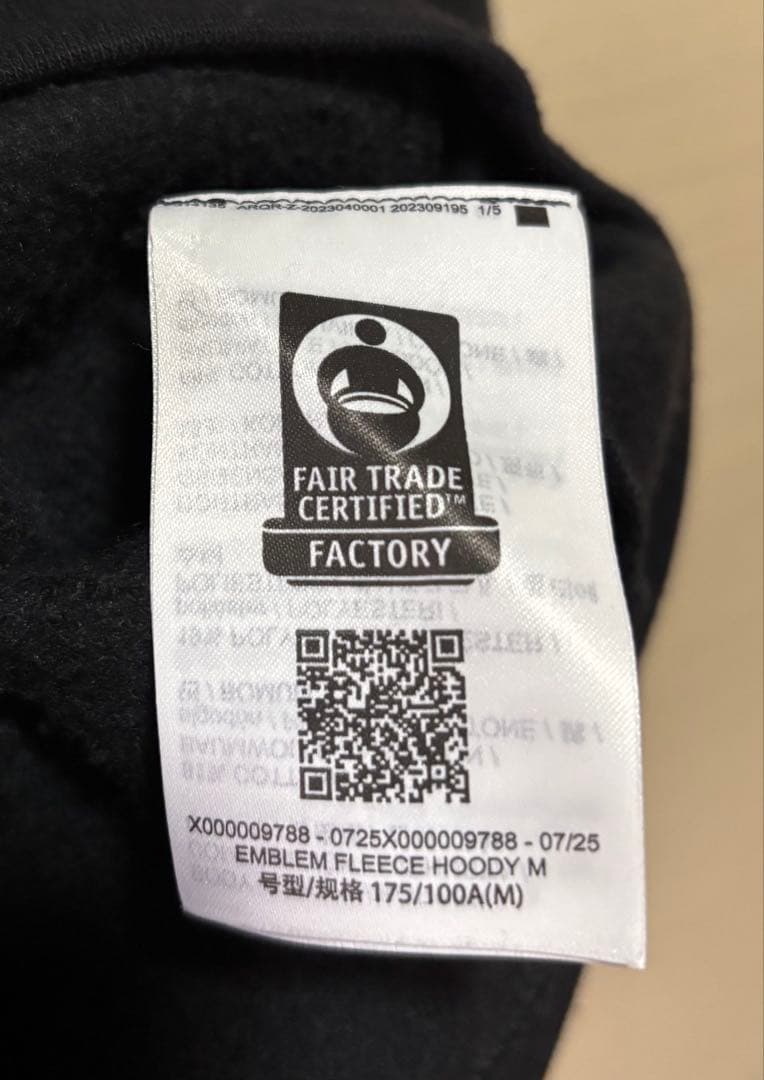 エンブレムフリースフーディ