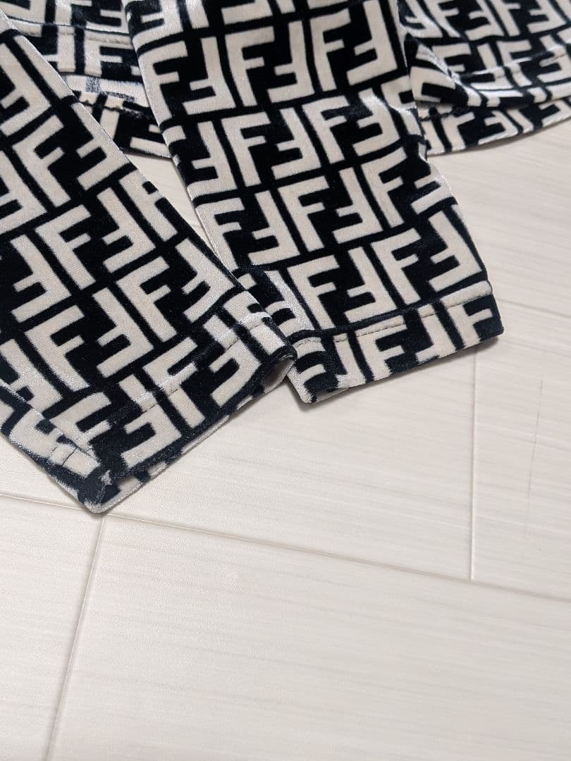 FENDI フェンディ ズッカ柄　ロゴ　ベロア　ハイネック