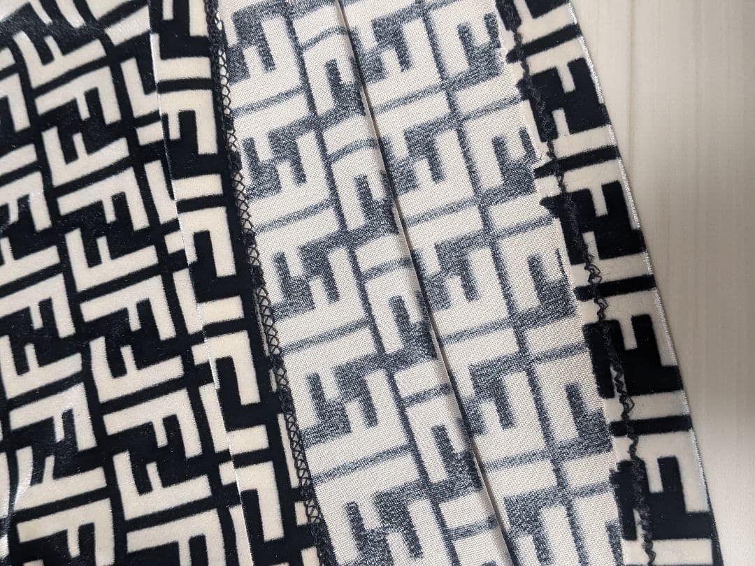 FENDI フェンディ ズッカ柄　ロゴ　ベロア　ハイネック