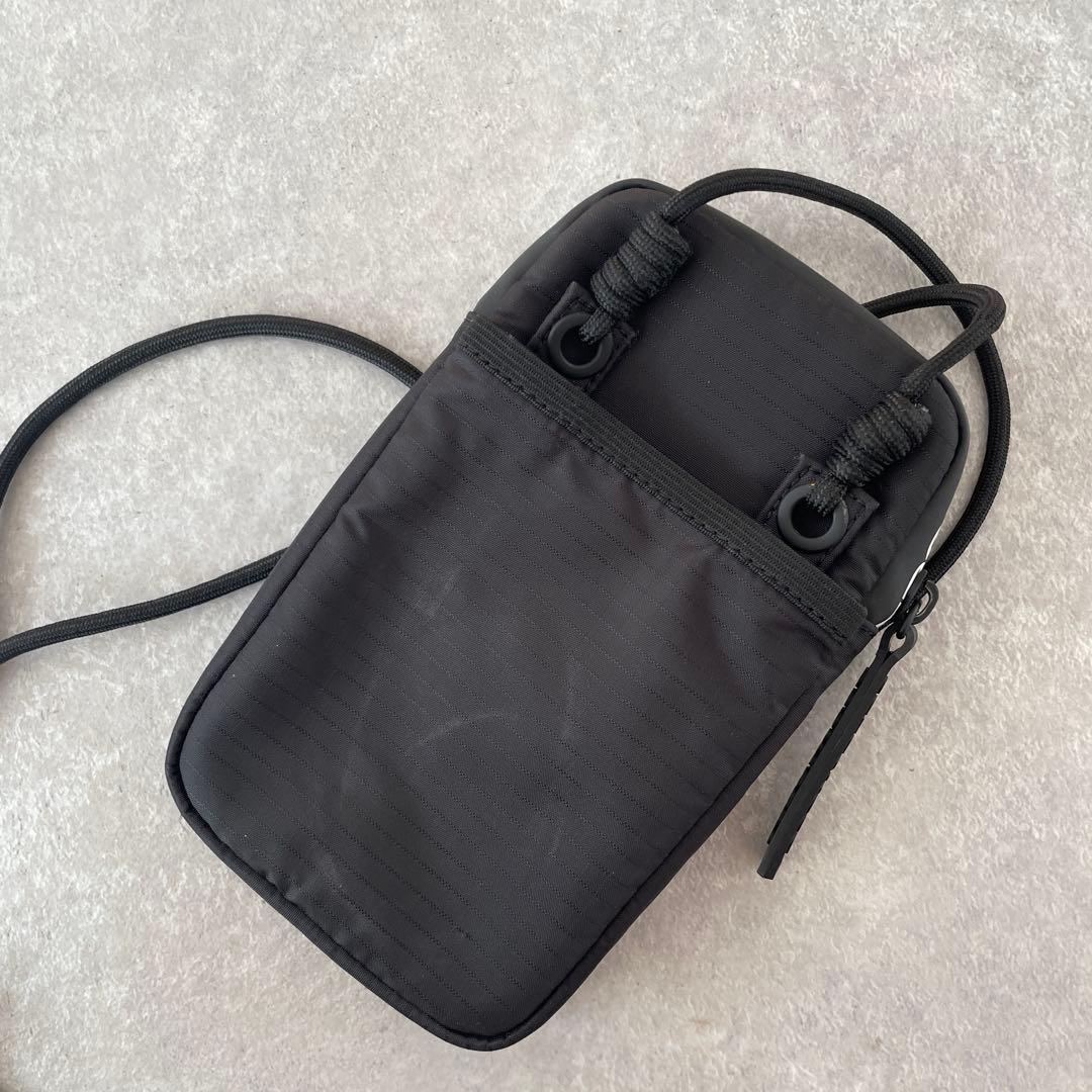 美品【完売】DSQUARED2（ディースクエアード）ナイロンネックポーチ