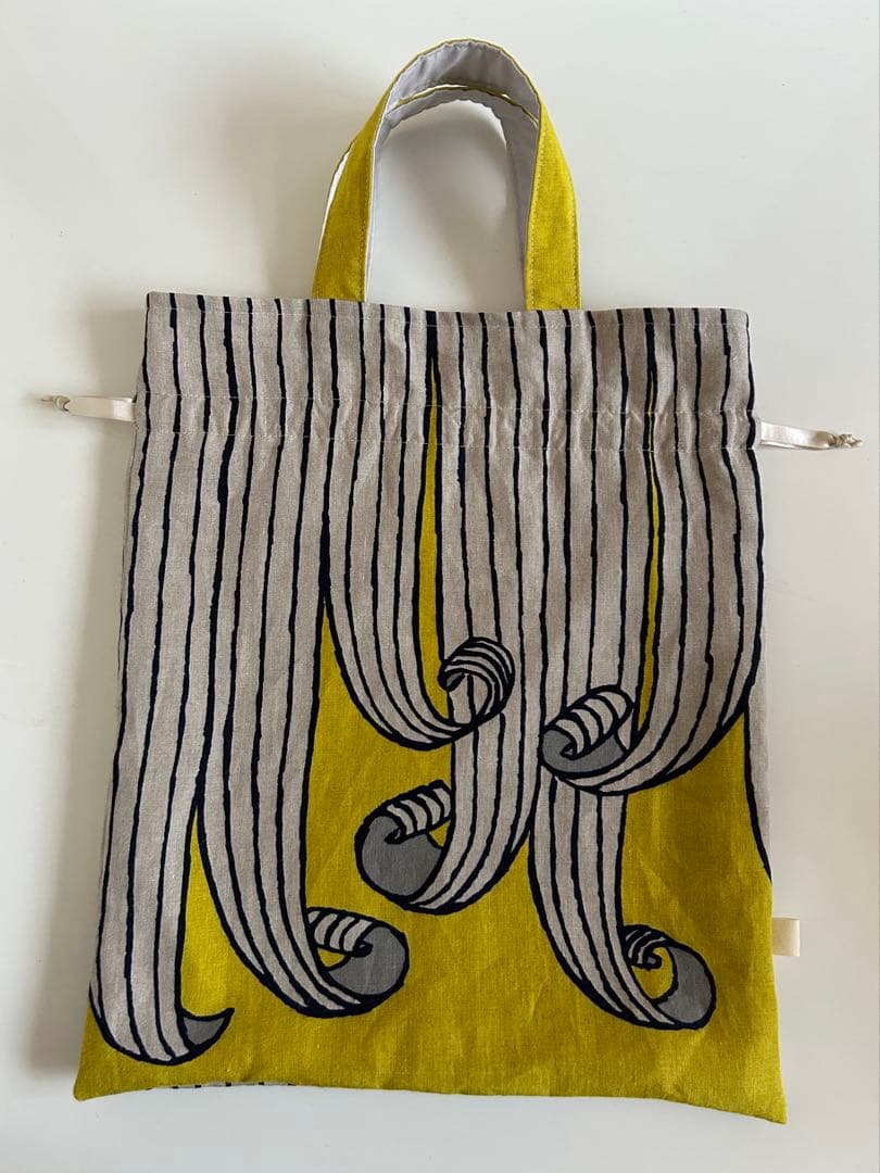 ミナペルホネン生地使用　ハンドメイド巾着バッグ　swing イエロー