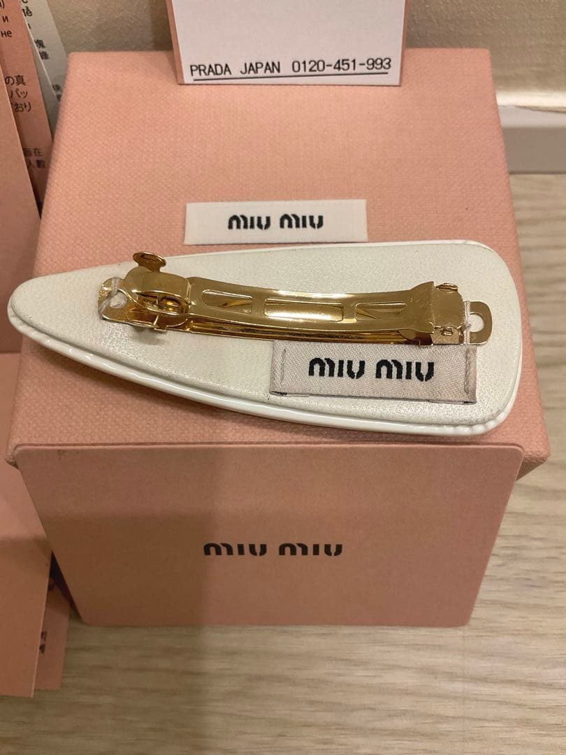 【サナ着用大人気】miumiu パテントレザーヘアクリップ ホワイト