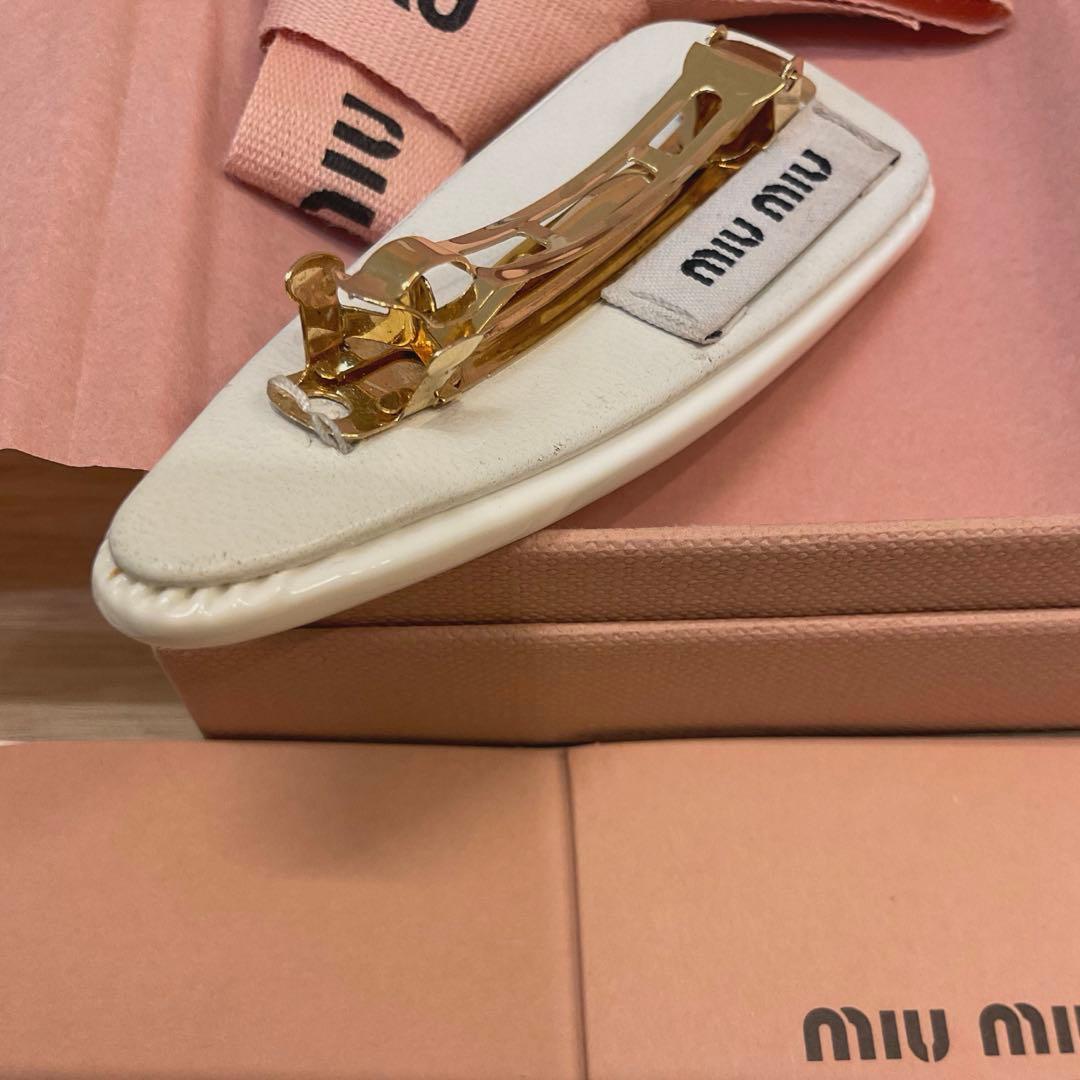 【サナ着用大人気】miumiu パテントレザーヘアクリップ ホワイト