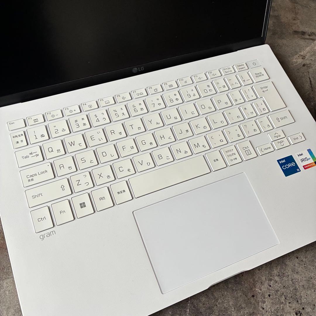 新古品【放電回数２回】LG glam 14Z90RU-GA52J 16GB