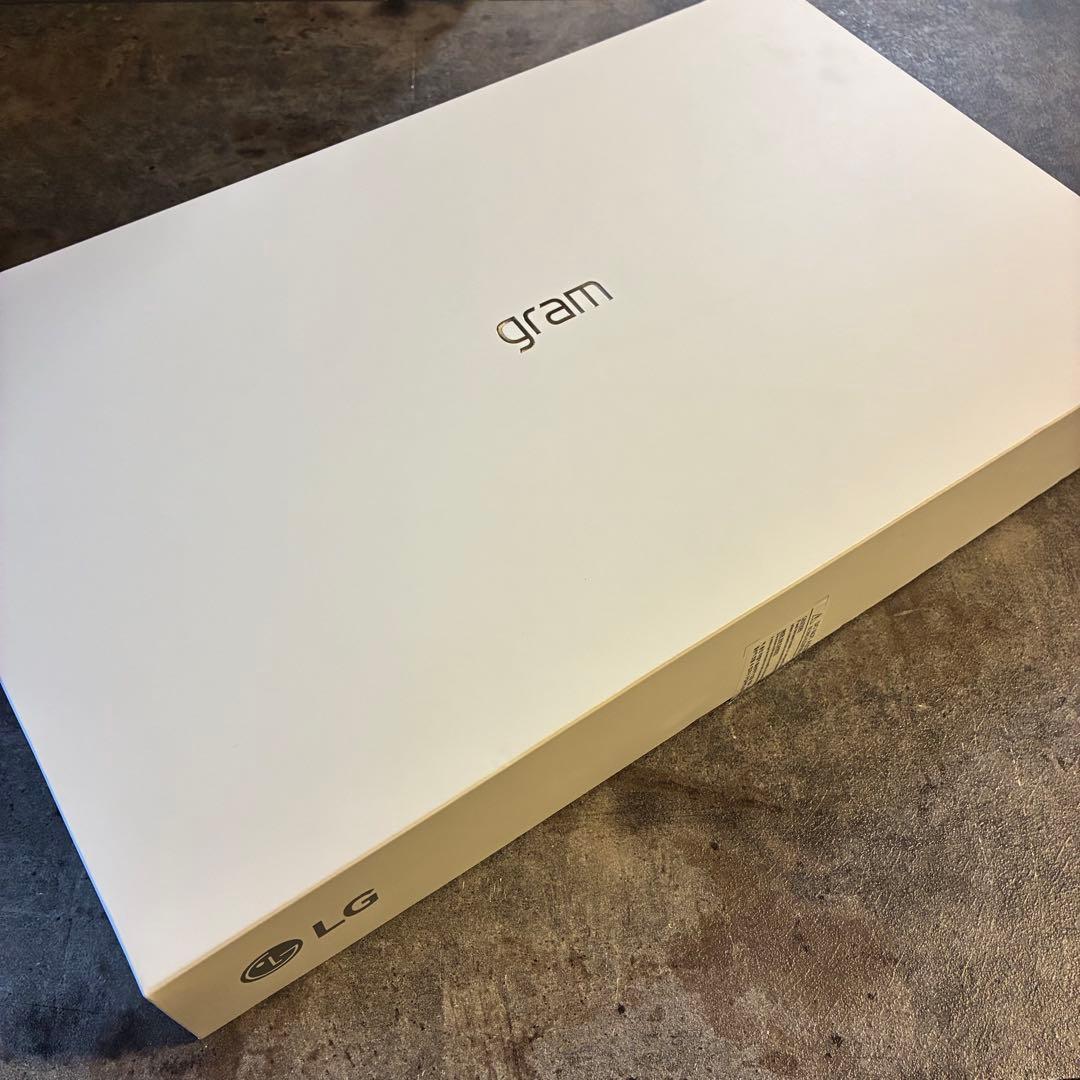 新古品【放電回数２回】LG glam 14Z90RU-GA52J 16GB