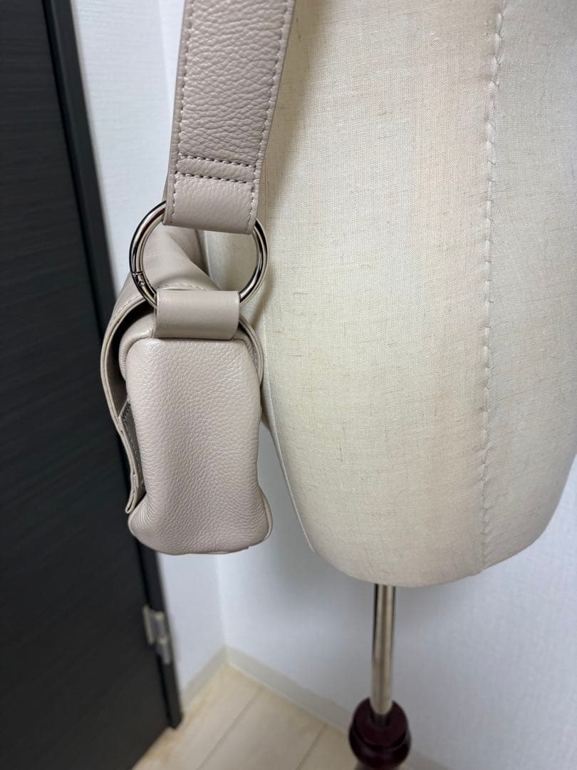 美品 BEARDSLEY レザーボディバッグ