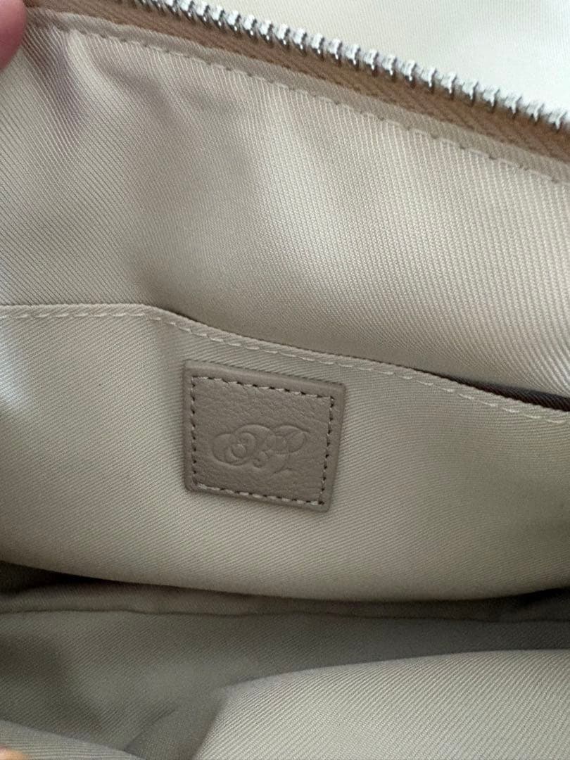 美品 BEARDSLEY レザーボディバッグ