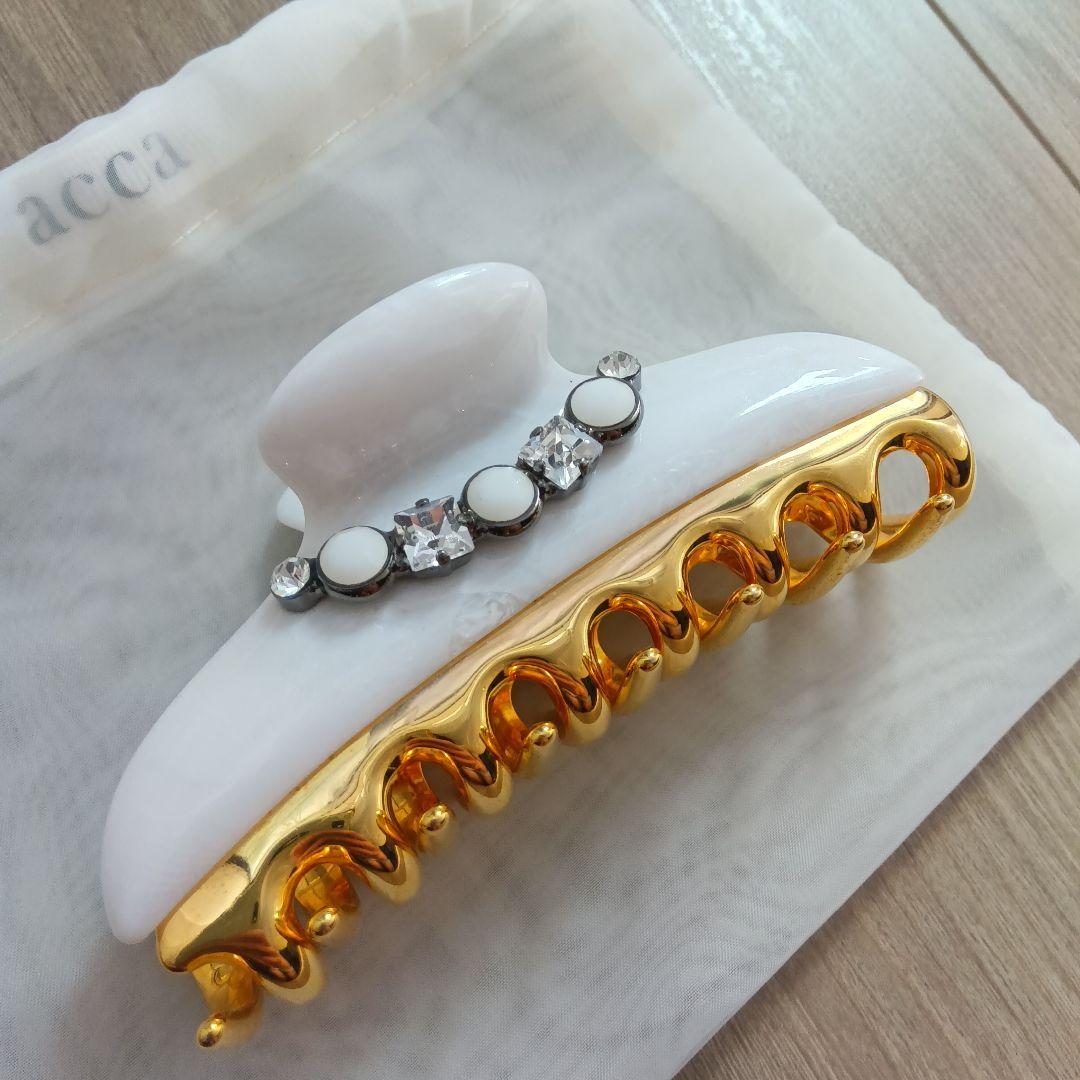 acca 装飾付きヘアクリップ ホワイト/ゴールド　Lサイズ