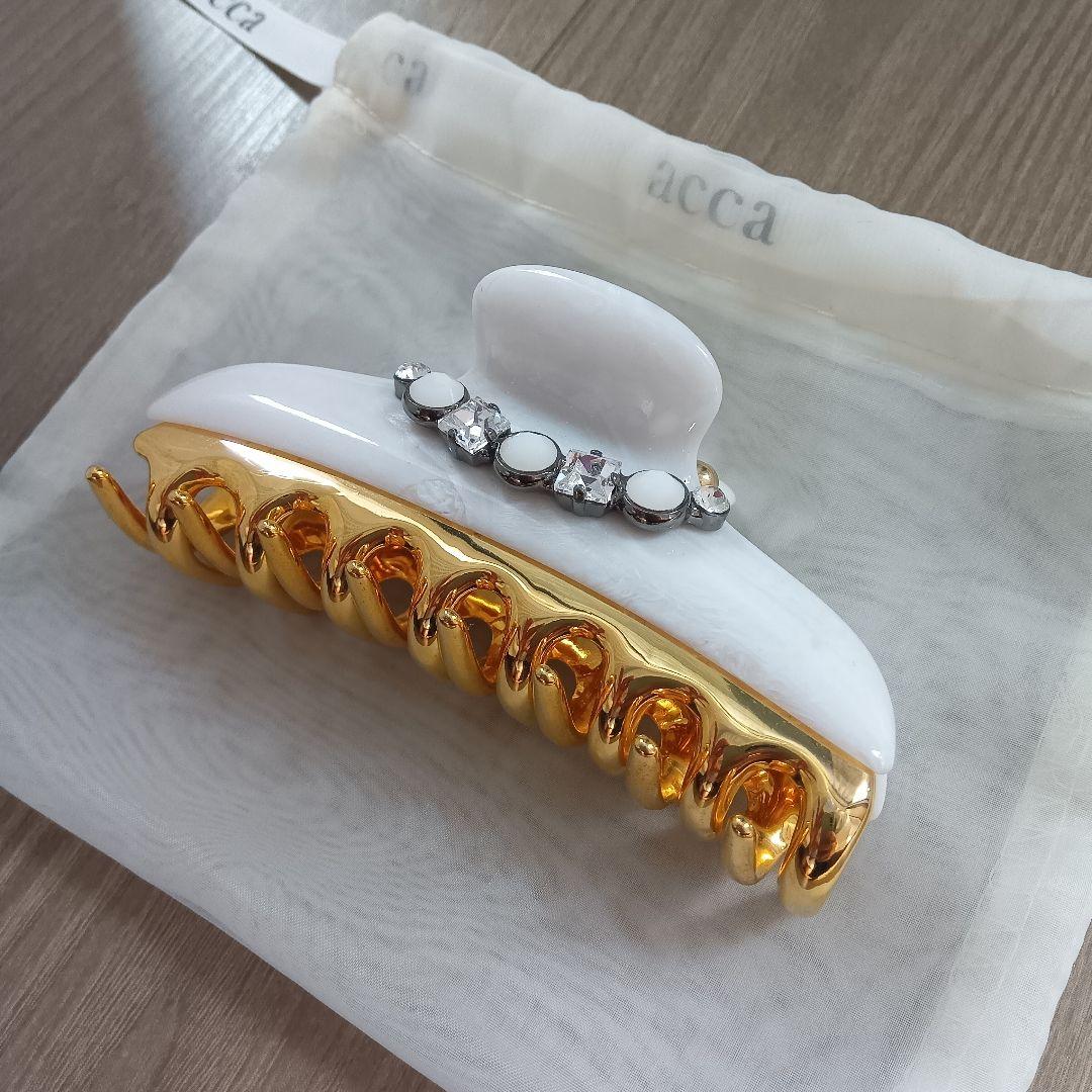 acca 装飾付きヘアクリップ ホワイト/ゴールド　Lサイズ