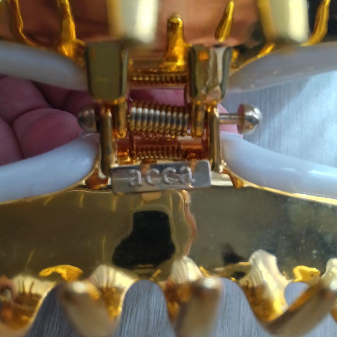 acca 装飾付きヘアクリップ ホワイト/ゴールド　Lサイズ