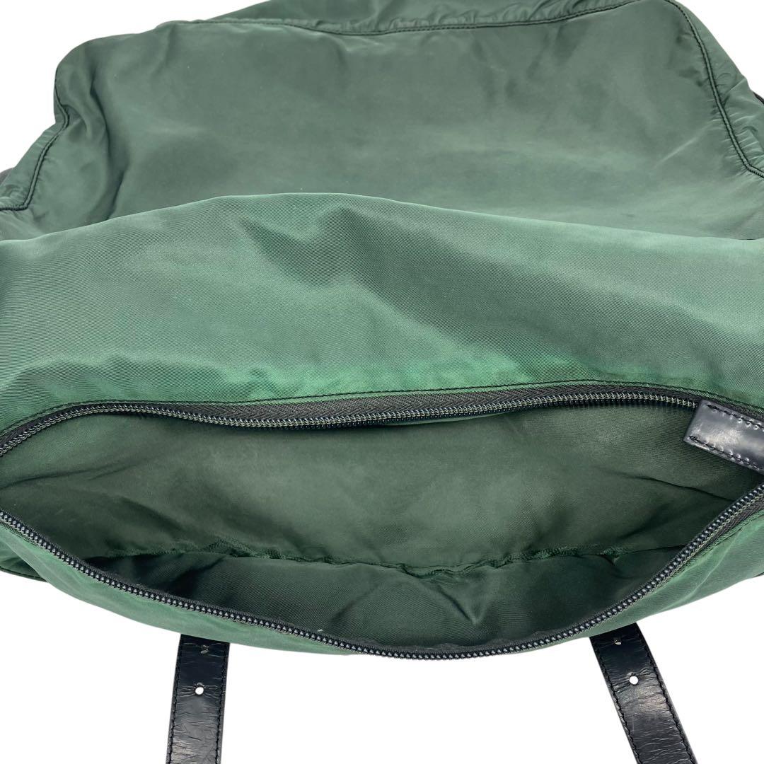 プラダ　ナイロン　メッセンジャーバッグ　三角プレート