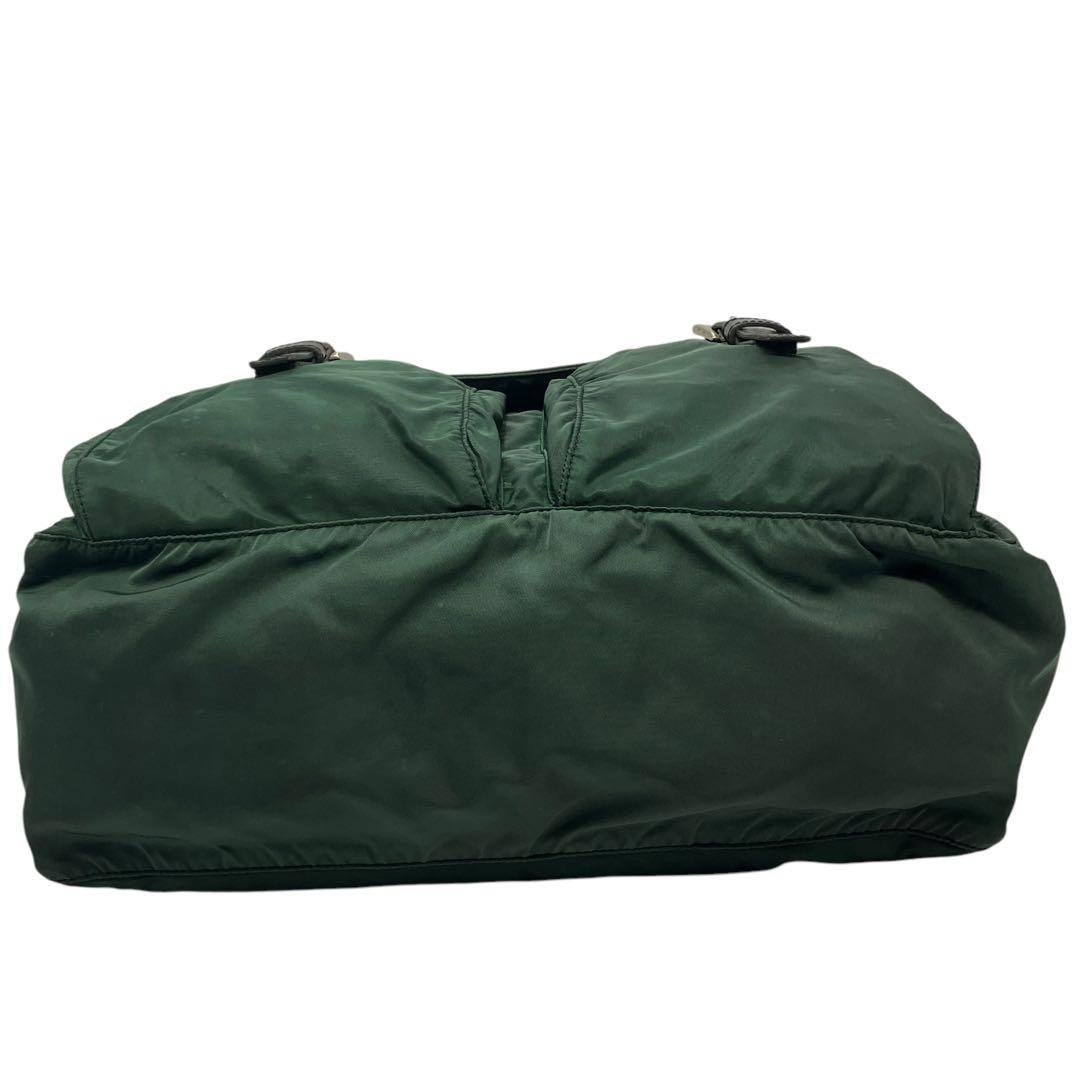 プラダ　ナイロン　メッセンジャーバッグ　三角プレート