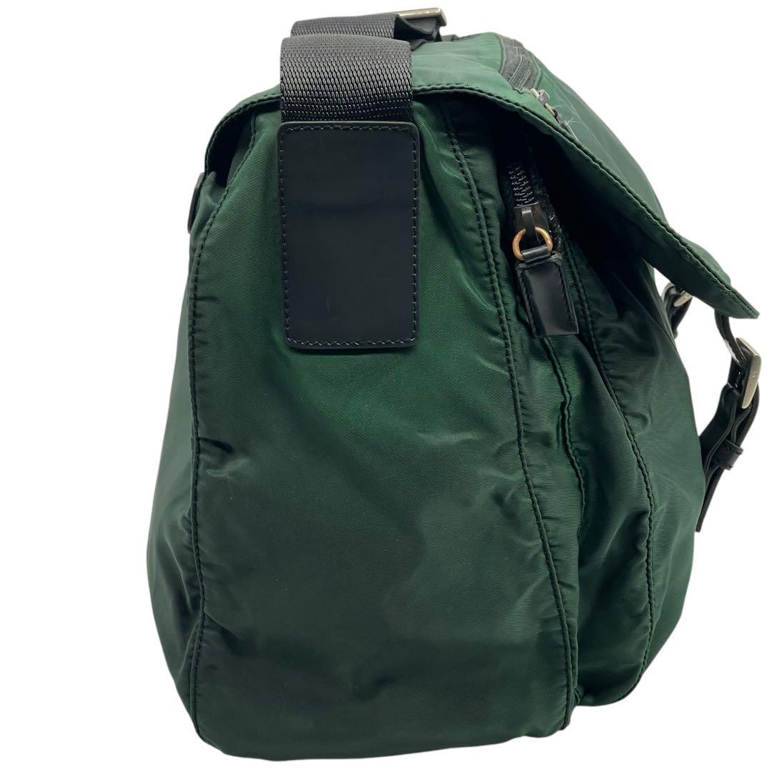 プラダ　ナイロン　メッセンジャーバッグ　三角プレート