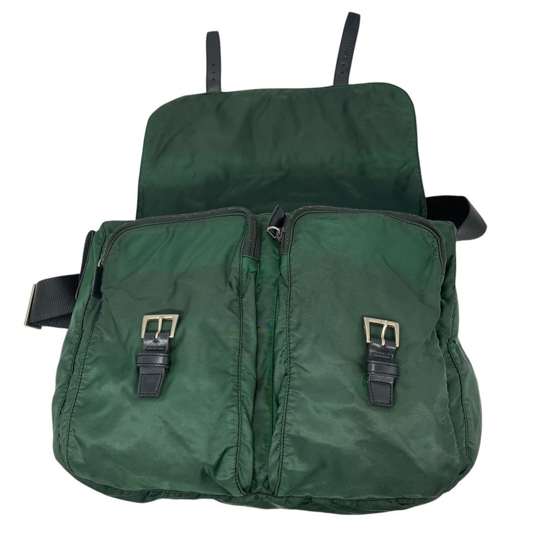 プラダ　ナイロン　メッセンジャーバッグ　三角プレート