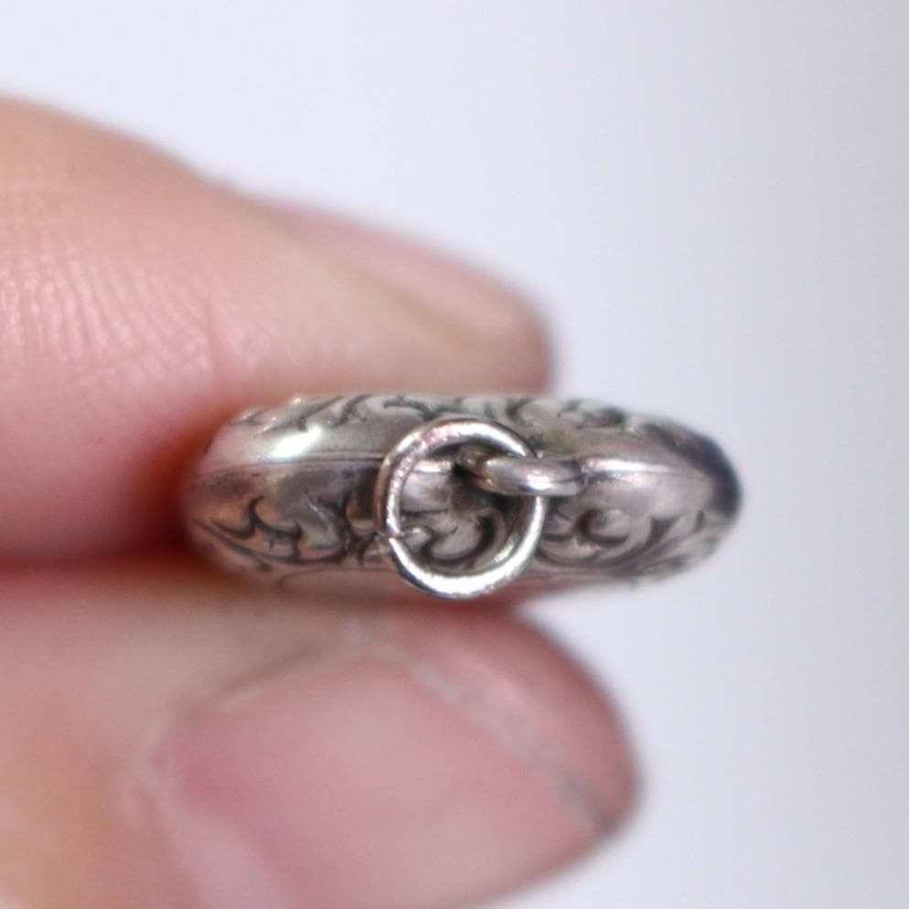 30s　スウィートハートジュエリー 　NAVY 古着　チャーム 波　アールデコ