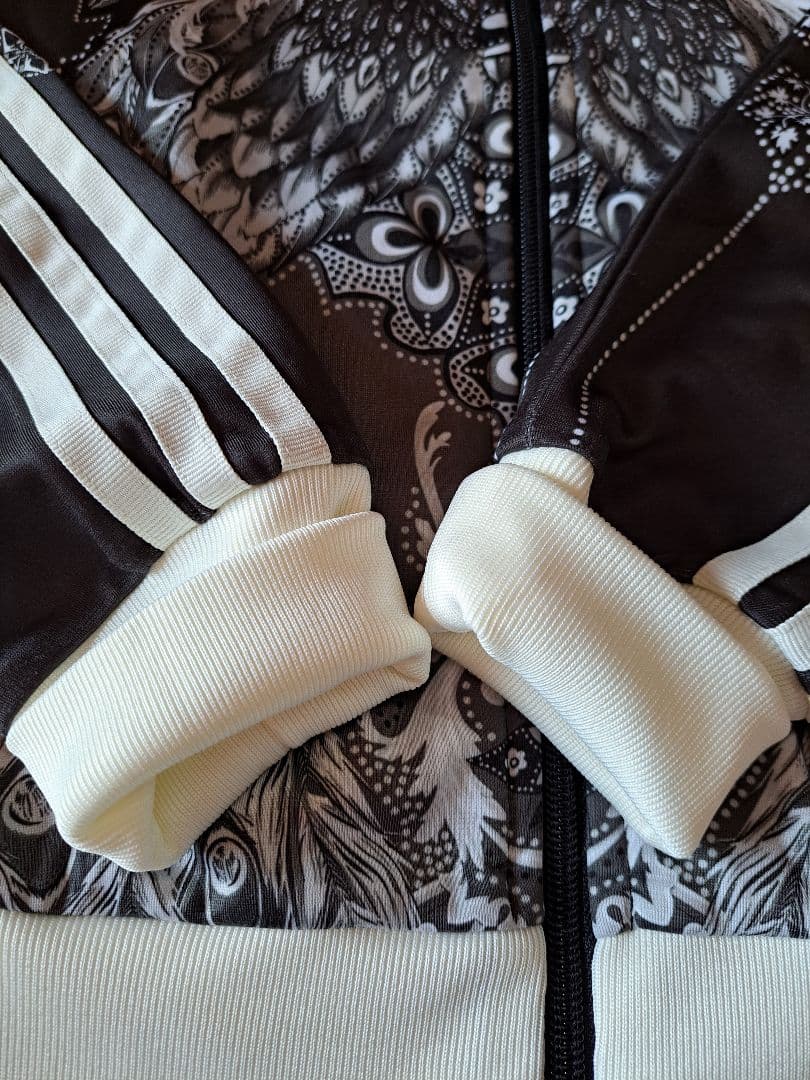 アディダスオリジナルス×ザ・ファーム・カンパニー トラックジャケット 孔雀柄