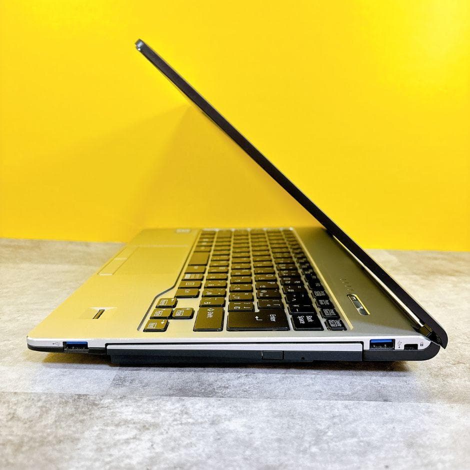 きれいな小型軽量❣ｉ5✨SSDで快適✨フルHD カメラ 薄型 Windows11