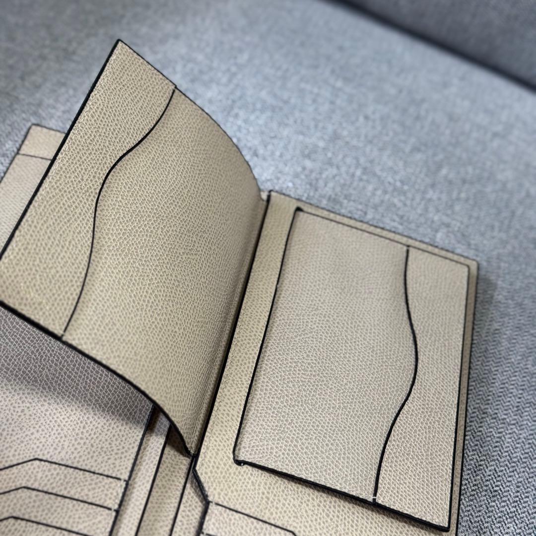 ヴァレクストラ パスポートケース 6カード トラベルドキュメントホルダー