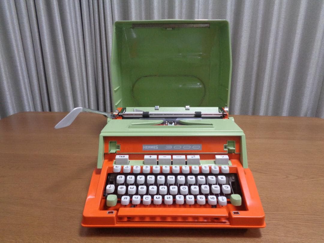 完動品　HERMES 3000 エルメスタイプライター ロシア語 カスタムカラー