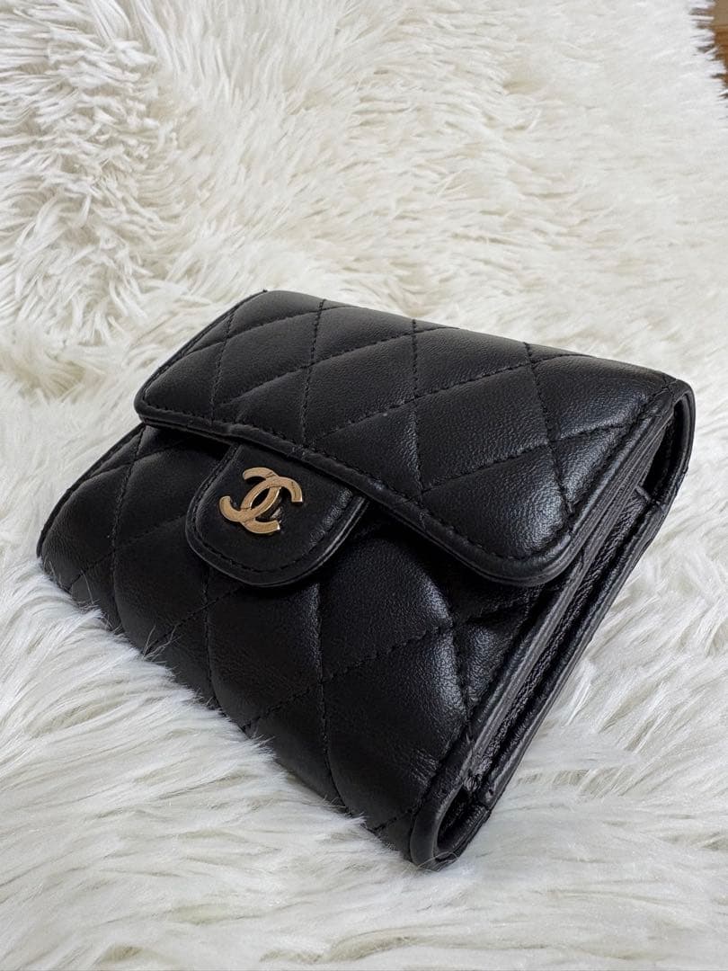 【美品】CHANEL シャネル　三つ折り財布　マトラッセ　ラムスキン　ブラック