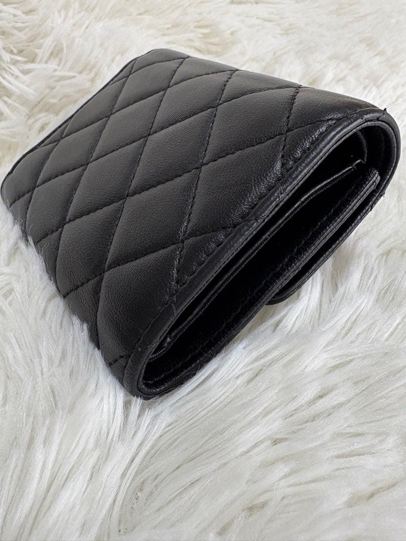 【美品】CHANEL シャネル　三つ折り財布　マトラッセ　ラムスキン　ブラック