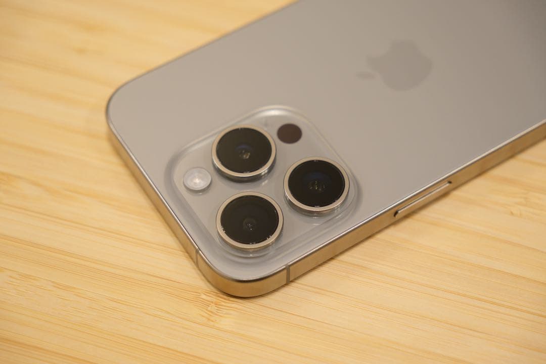 【極美品】iPhone 15 Pro 128GB ナチュラルチタニウム おまけ付