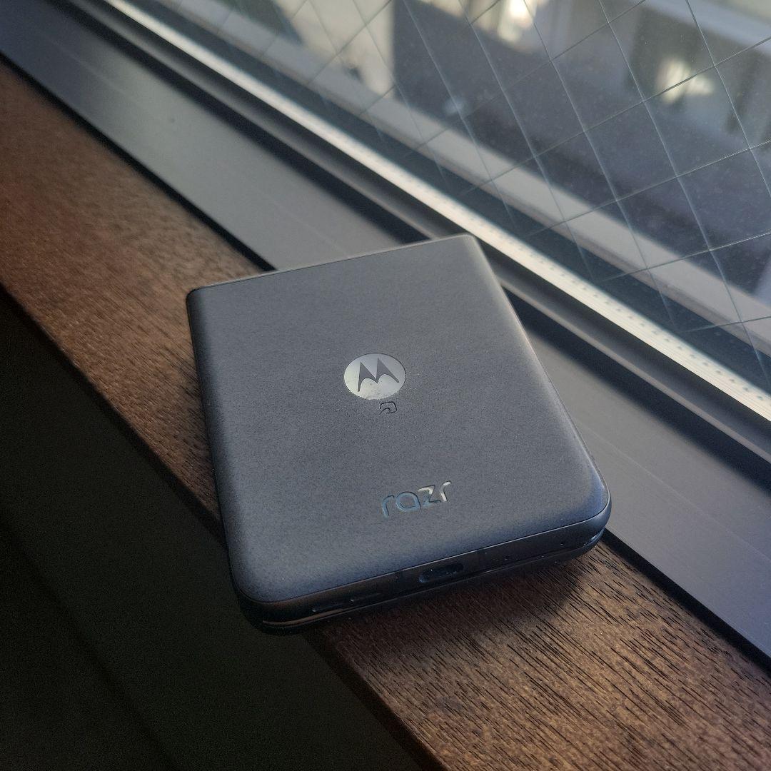 【最安値】motorola razr 50