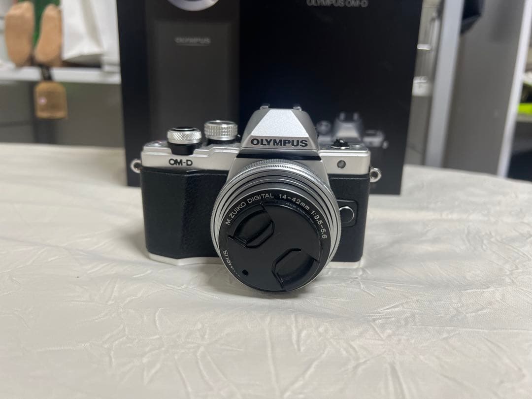 OLYMPUS OM-D E-10 MarkII望遠レンズ　充電機箱付き