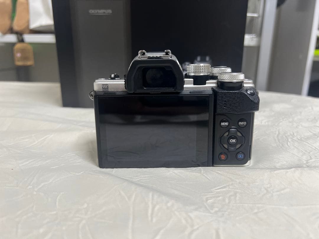 OLYMPUS OM-D E-10 MarkII望遠レンズ　充電機箱付き