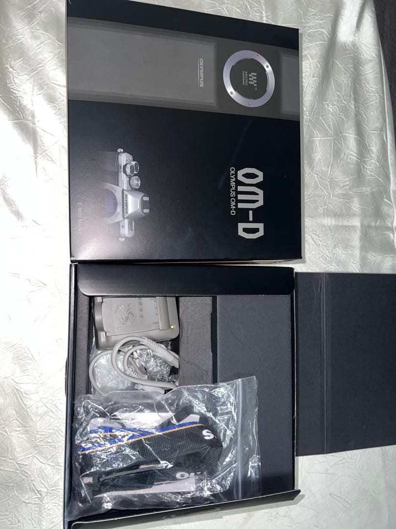 OLYMPUS OM-D E-10 MarkII望遠レンズ　充電機箱付き