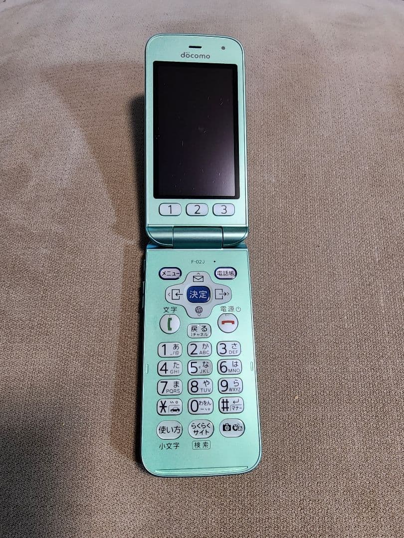 ドコモ らくらくホン F-02J 4G 充電器付き