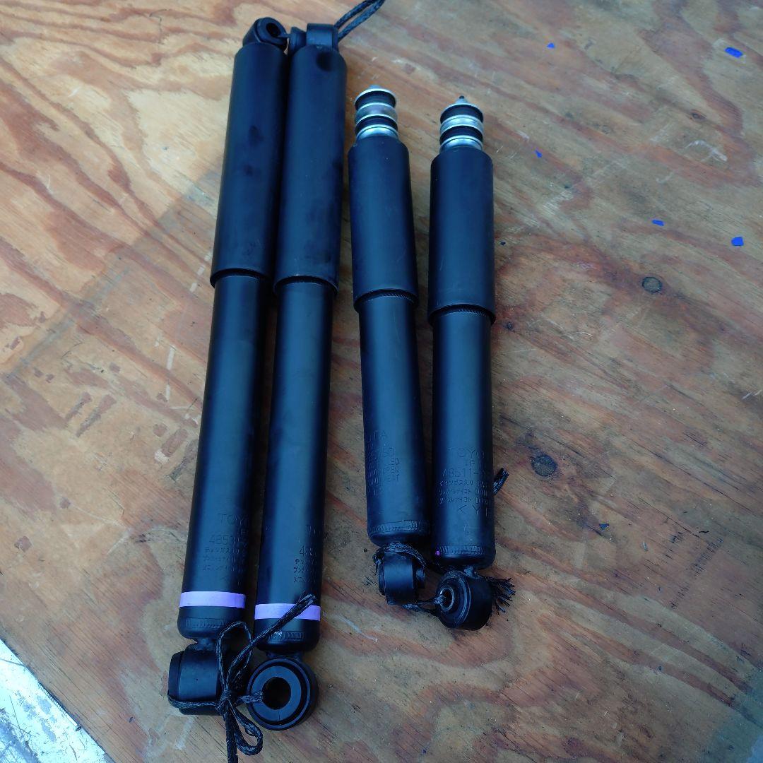 TOYOTAハイエース新車外し　 ガス式ショックアブソーバー 4本セット