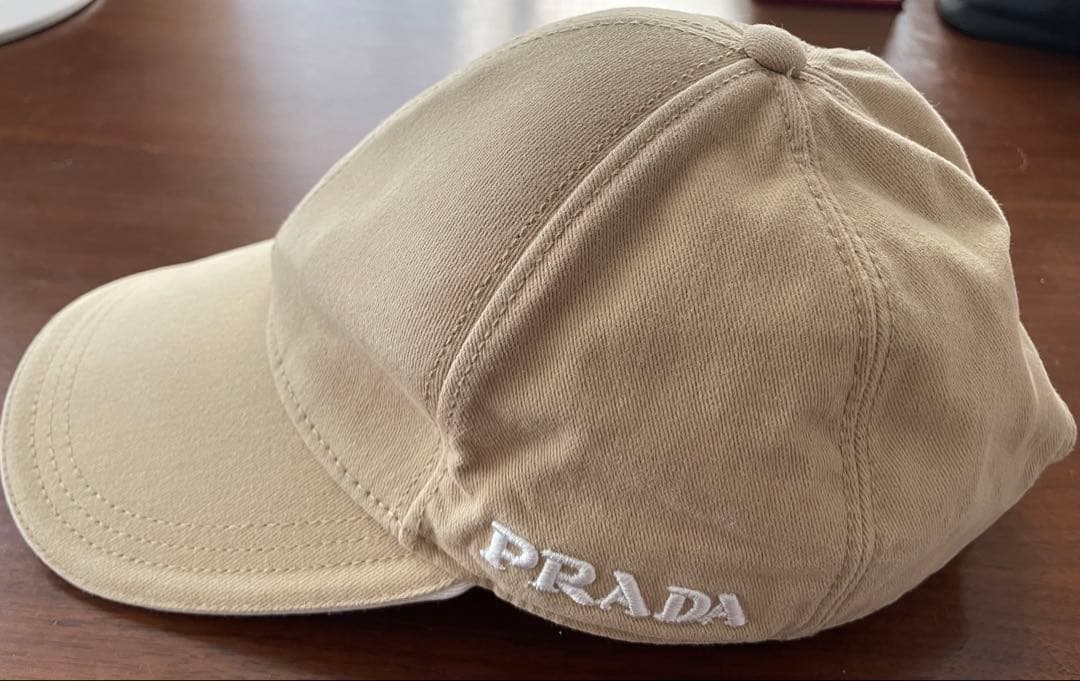 PRADA ベージュ サイドロゴ　刺繍ロゴ キャップ