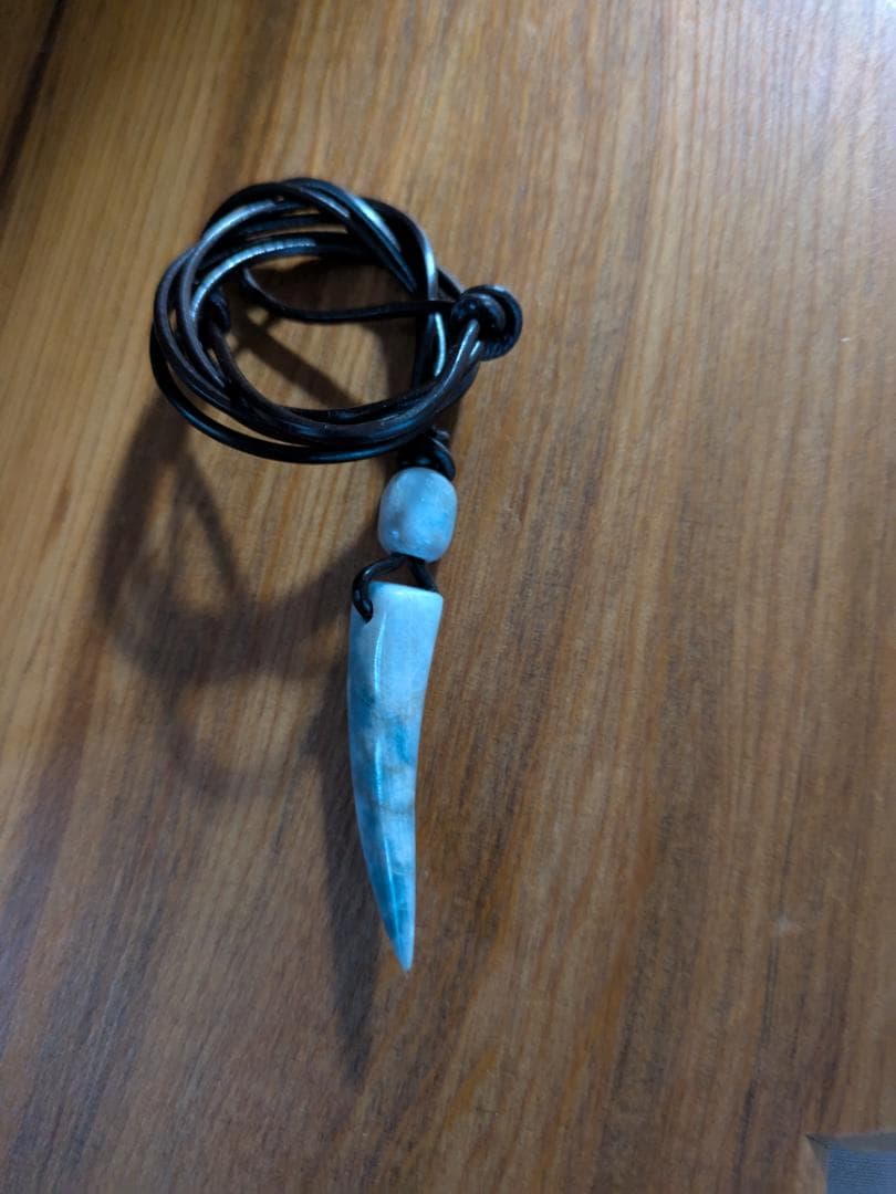 柚*桃様 天然石 こん沢翡翠青い尖った牙型ペンダント レザー紐付き
