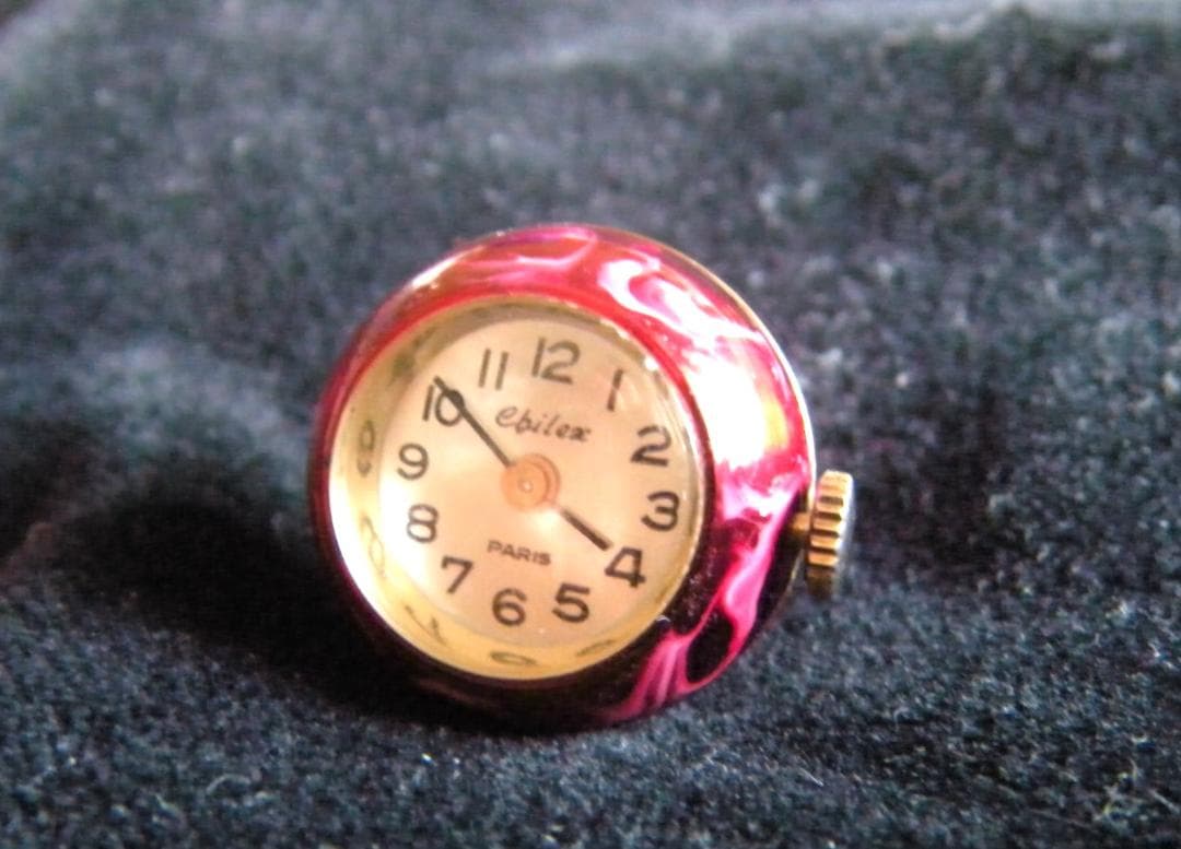 ★動きます！★赤いエナメルのペンダント時計/ペンダント・ウオッチ　鎖付き★