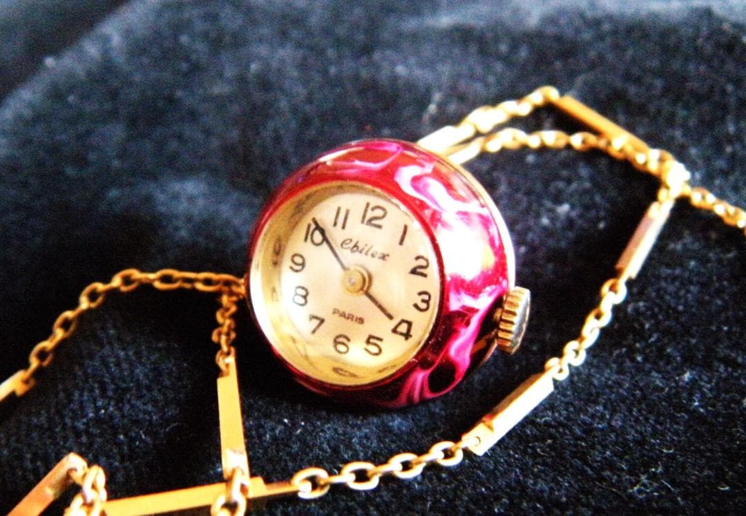 ★動きます！★赤いエナメルのペンダント時計/ペンダント・ウオッチ　鎖付き★