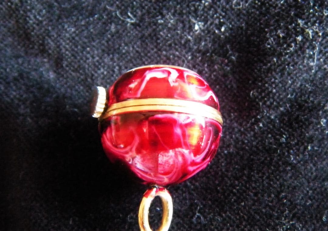 ★動きます！★赤いエナメルのペンダント時計/ペンダント・ウオッチ　鎖付き★