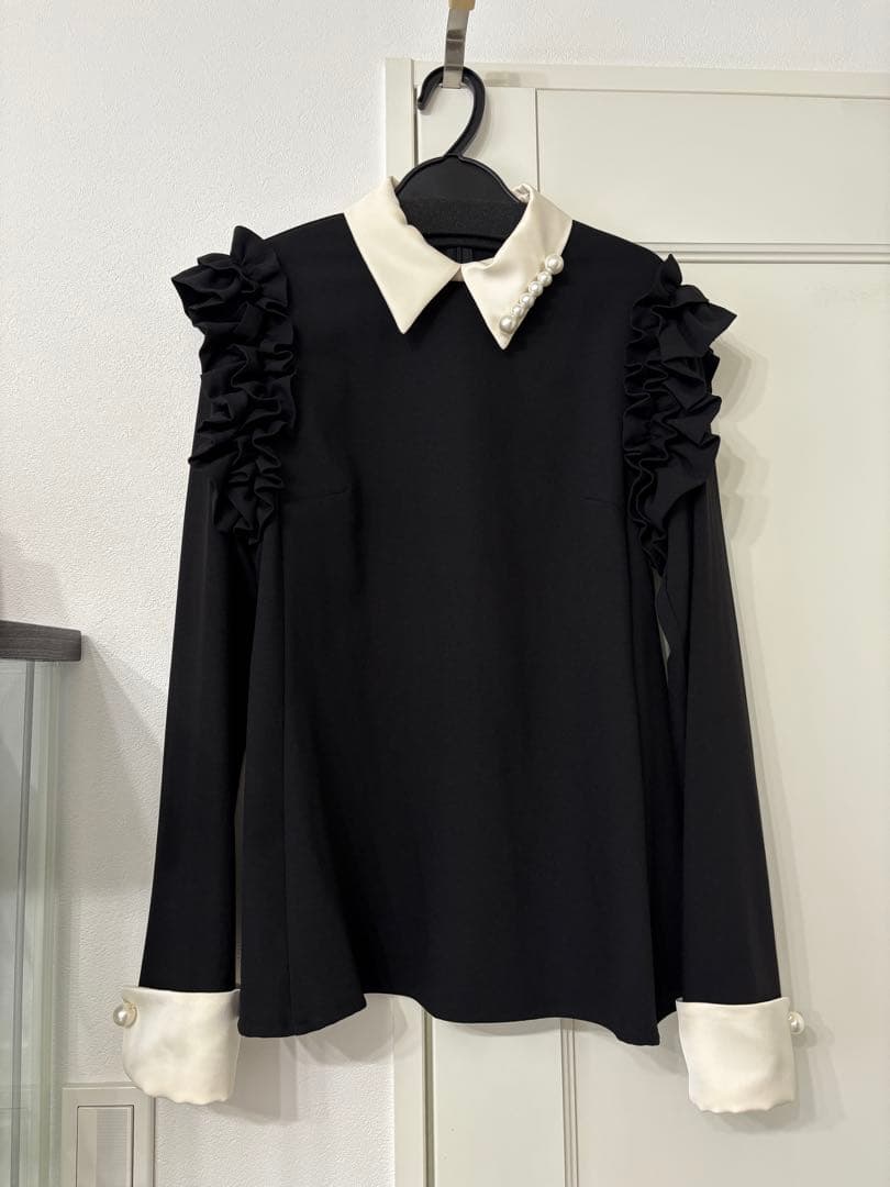 hue day to evening フリルダブルカフスブラウス