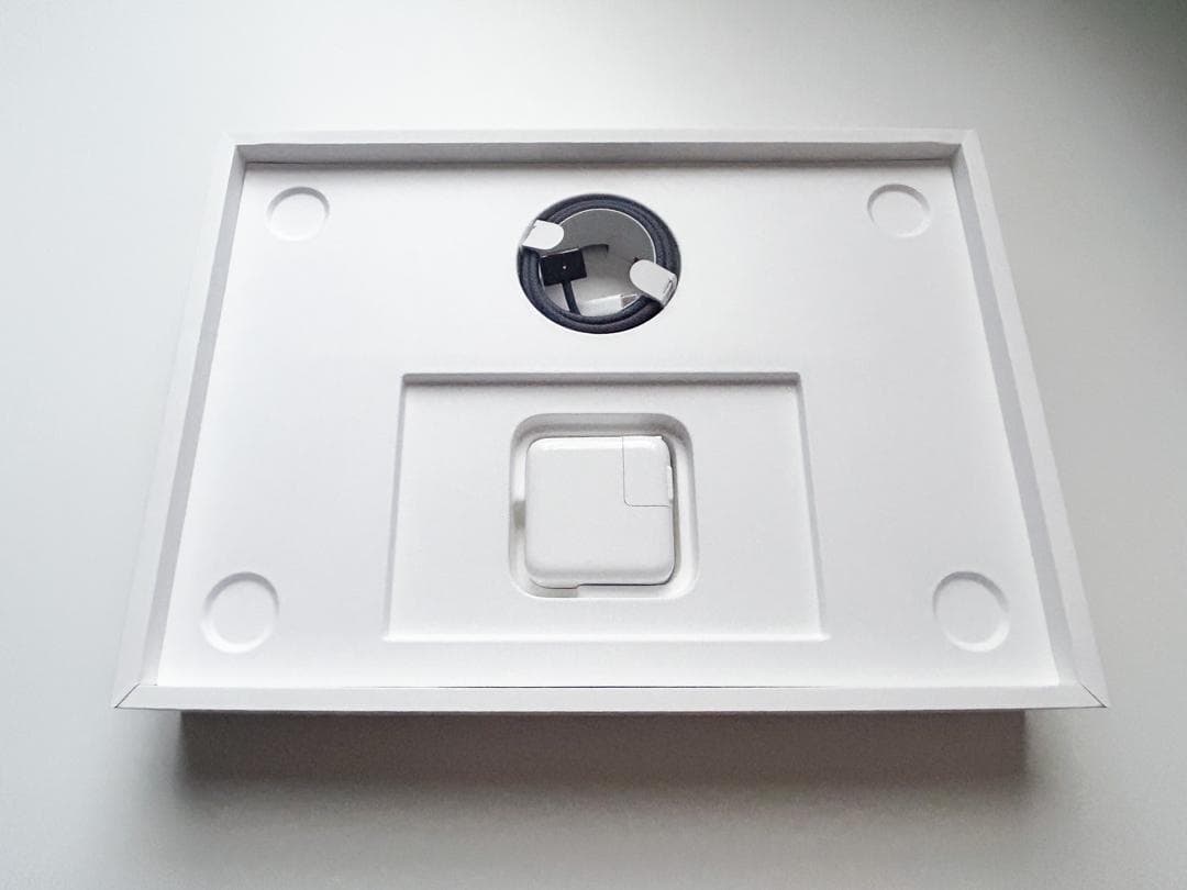 エ*ロ様 MacBook Air M2 13インチ 8GB 256GB ssd