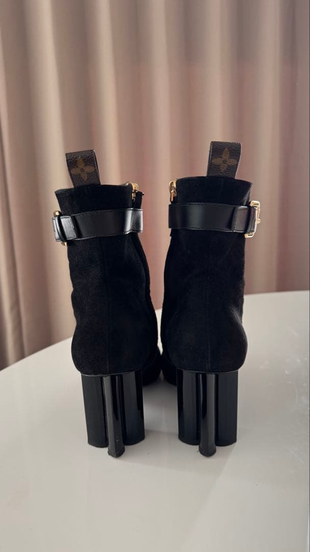 ルイ・ヴィトン ブラック スエードブーツ